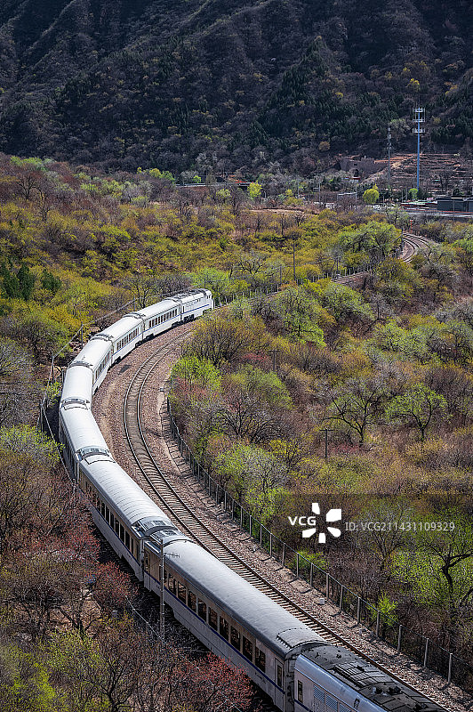 居庸关长城景区俯拍行驶在山谷中的火车图片素材