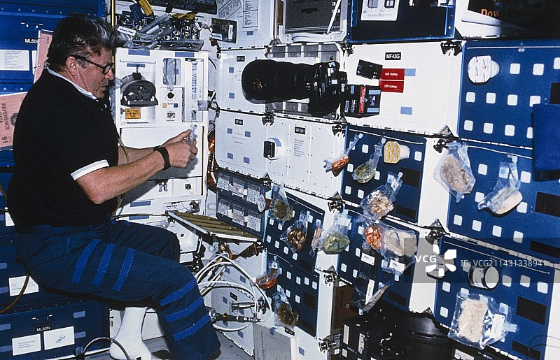 宇航员在航天飞机上组织一顿饭图片素材