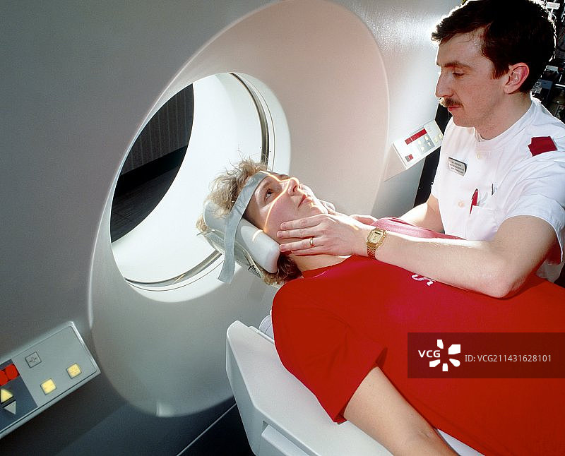 放射科技师让病人排队接受脑部CT扫描图片素材