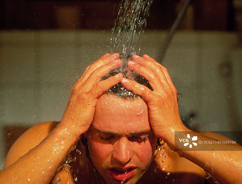 洗澡的男人(强迫性清洁)图片素材