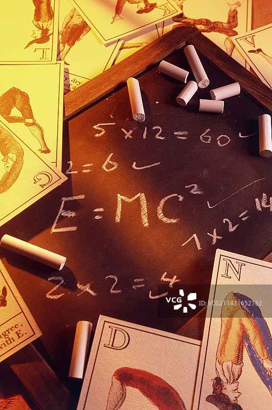 考试答案包括黑板上的E=mc2图片素材