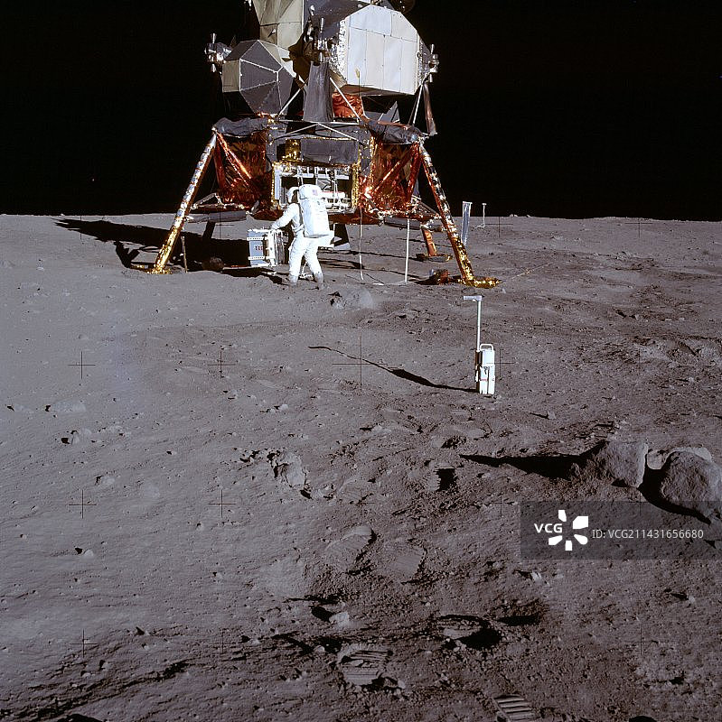 阿波罗11号宇航员巴兹·奥尔德林靠近登月舱图片素材