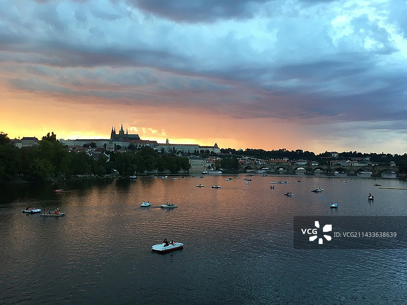 夕阳下的天空映衬下的河流景观 布拉格图片素材