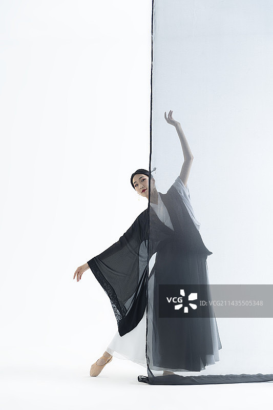 中国水墨古典舞：古装美女舞者与黑色薄纱图片素材