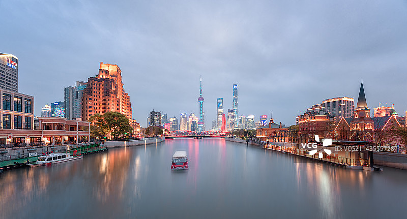 上海都市风光夜景城市外部建筑苏州河游船图片素材