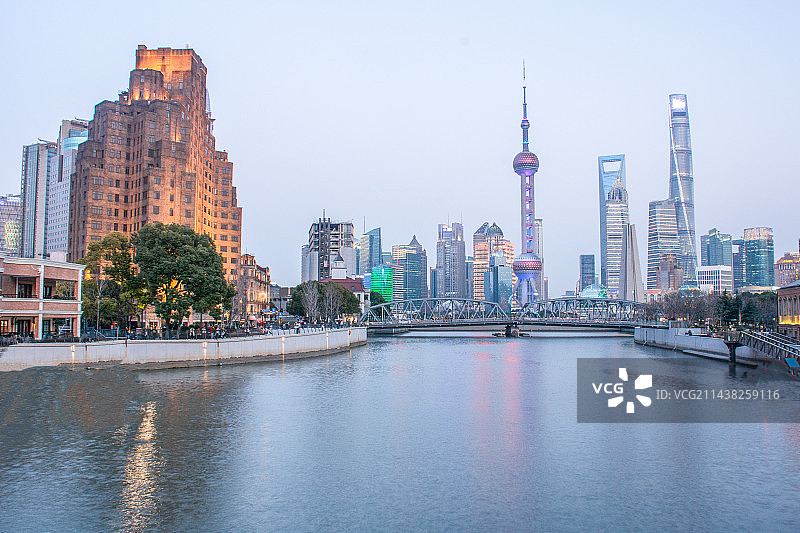 中国上海陆家嘴苏州河外白渡桥城市风光地标建筑图片素材