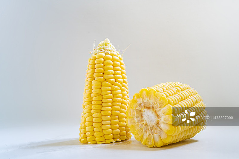 白色背景上的玉米特写图片素材