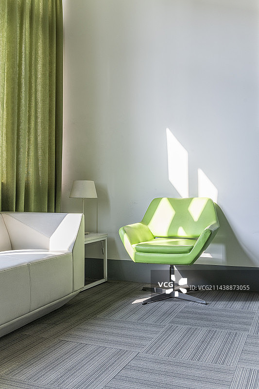 房间里被阳光照亮的沙发和椅子图片素材