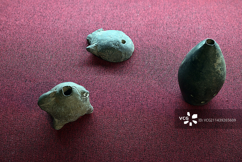 《“声动千年”中国古代音乐文物特展》—— 河南博物院藏  商代 《兔形陶埙》《羊形陶埙》《五音陶埙》图片素材