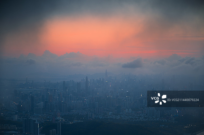 深圳梧桐山俯瞰城市黄昏图片素材