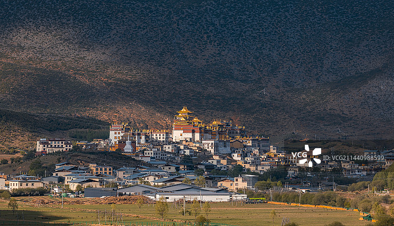 云南省迪庆藏族自治州香格里拉噶丹松赞林寺户外风光图片素材