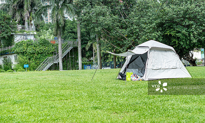 深圳罗湖区洪湖公园的帐篷和草地图片素材
