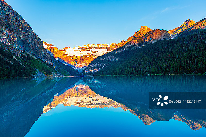 蓝天映衬下的湖光山色图片素材