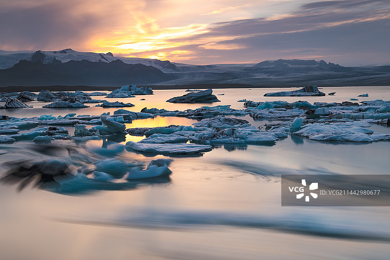冰岛，日落时，冰和大海映衬天空的美景图片素材