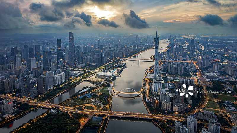 航拍视角下的广州珠江新城金融区日出图片素材