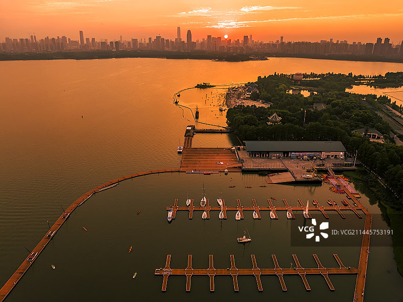 夕阳下的武汉东湖帆船基地图片素材