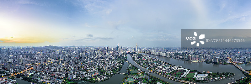 航拍视角下的广州城市天际线全景图片素材