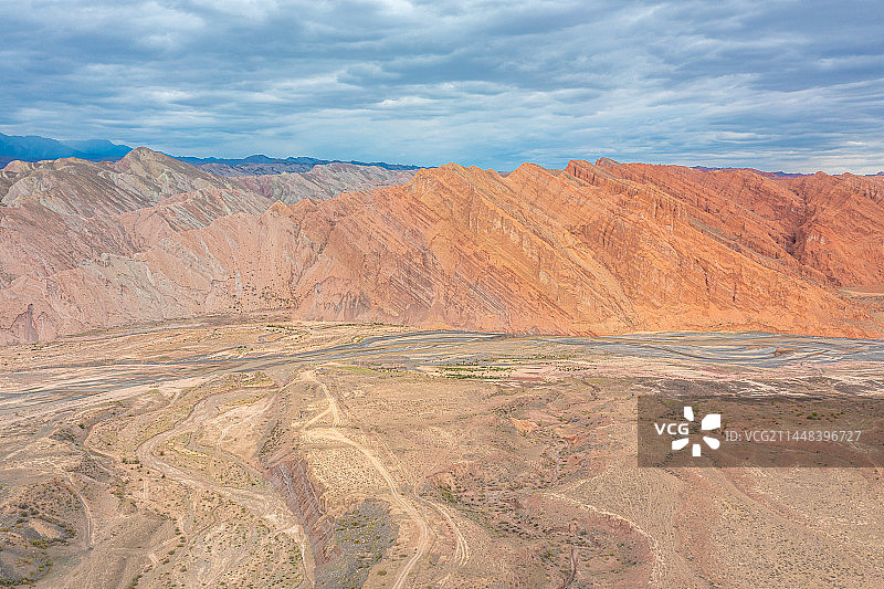 中国新疆 最西部 帕米尔高原上的 丹霞地貌 公路 汽车广告背景图图片素材