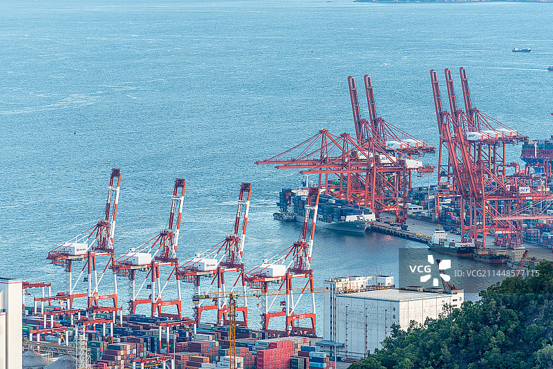 深圳蛇口港口赤湾港和海面上行驶的一艘货轮图片素材