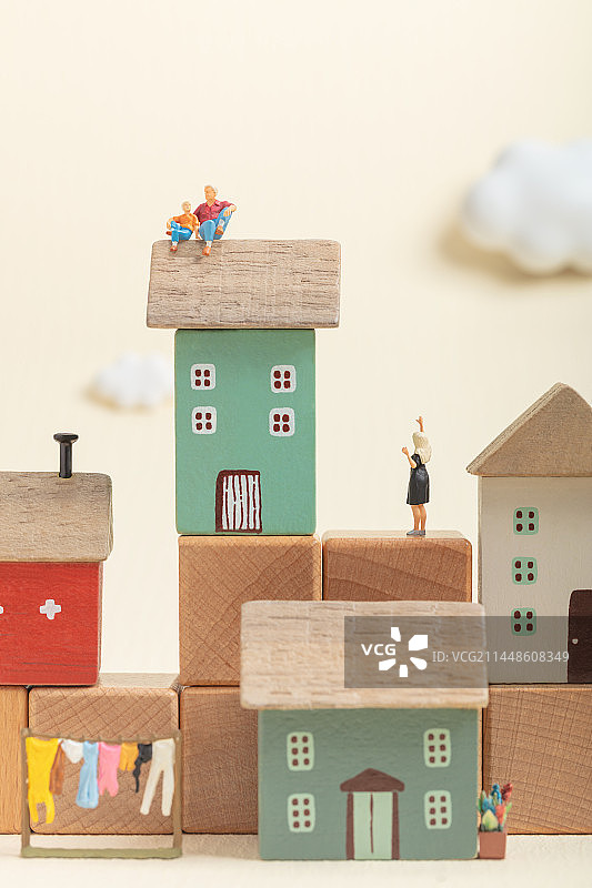 微缩创意木头小房子与带孩子的家庭图片素材