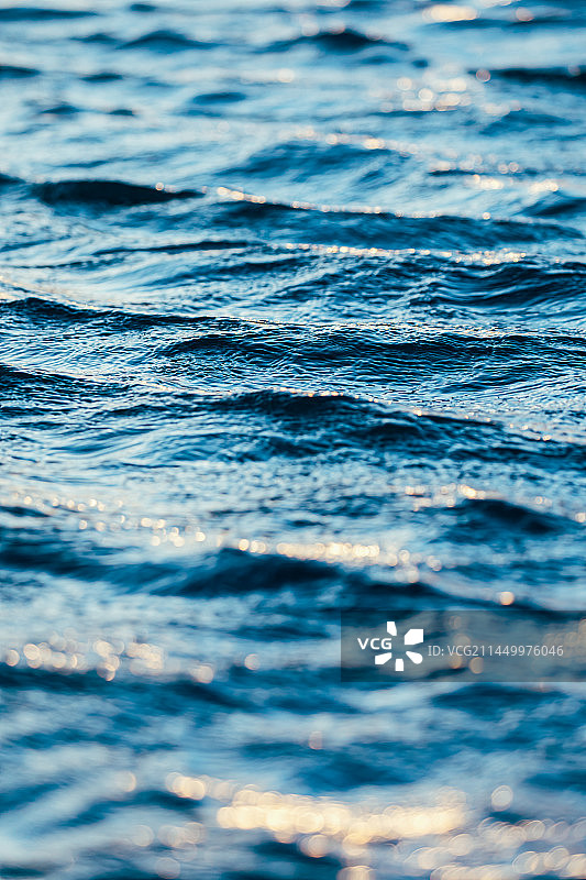 日落下的乌苏特水上雅丹 水面荡起波纹 纹理背景图片图片素材