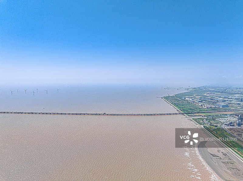 上海临港物流园区 洋山特殊综合保税区陆域与东海大桥登陆段 眺望上海南港图片素材