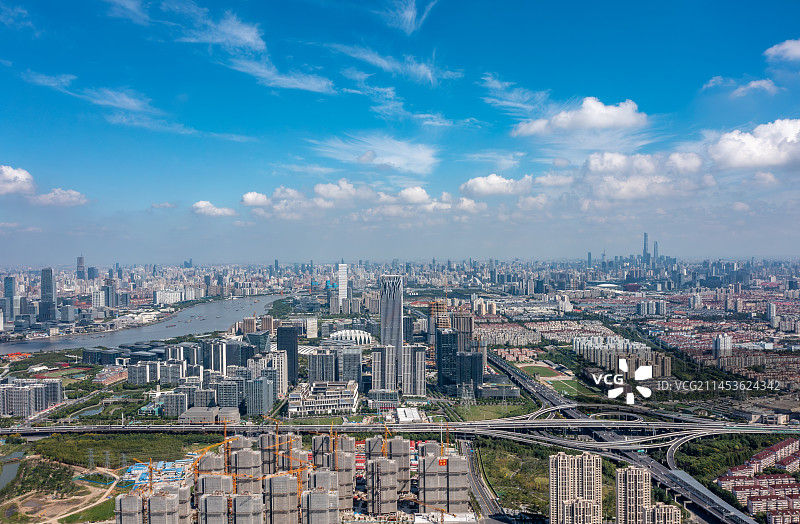 航拍蓝天白云下的上海浦东新区前滩地区、中环立交、黄浦江、陆家嘴图片素材