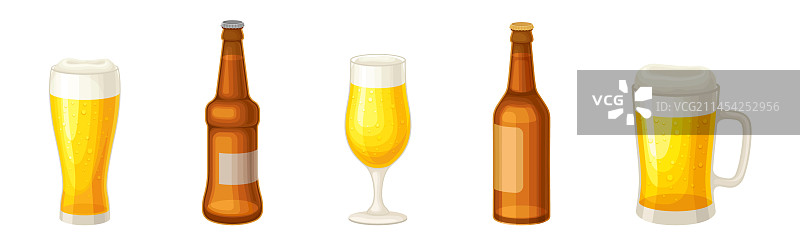 啤酒倒在封闭的瓶子和有泡沫的玻璃杯里图片素材