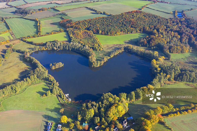鸟瞰Ankersche See，位于Kreis Herzogtum Lauenburg的Behlendorf附近的心形湖泊，秋天，德国，欧洲石勒苏益格-荷尔斯泰因图片素材