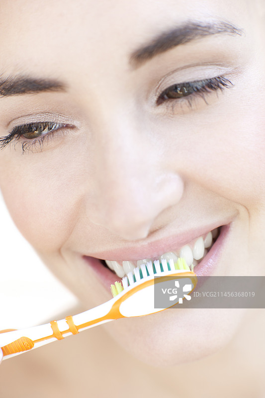 刷牙的女人图片素材