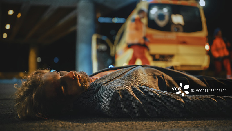 交通事故后躺在人行道上的男子图片素材