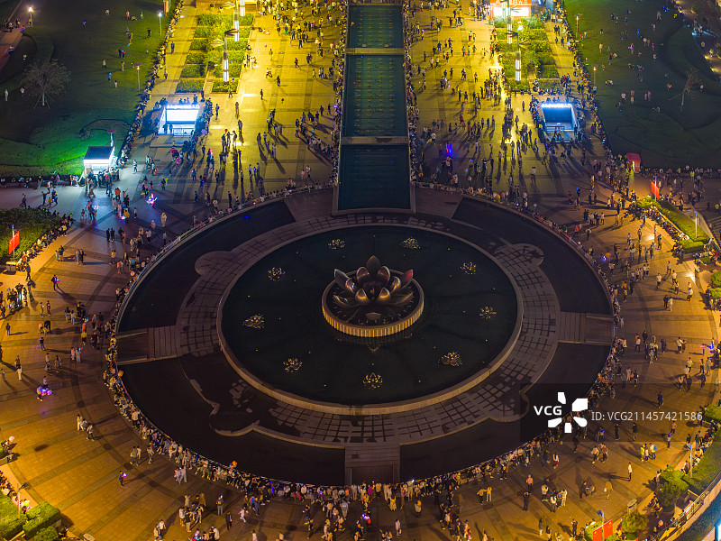 航拍国庆期间的济南泉城广场夜景图片素材