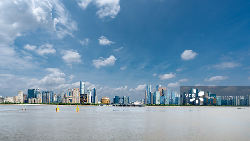 蓝天白云下杭州新城城市天际线图片素材