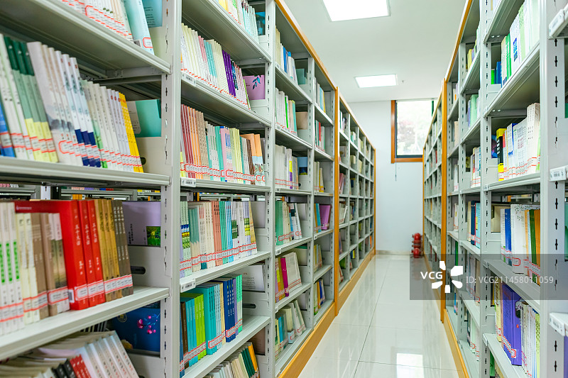 中国图书馆拍摄主题，纵深的图书室，书架上陈列着各种各样的书籍，室内无人图像图片素材
