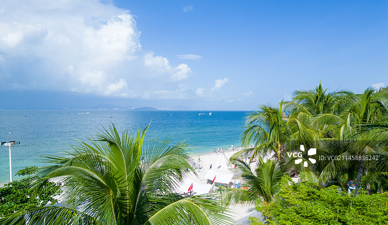 海南三亚蜈支洲岛蓝天白云下的椰子树沙滩大海图片素材