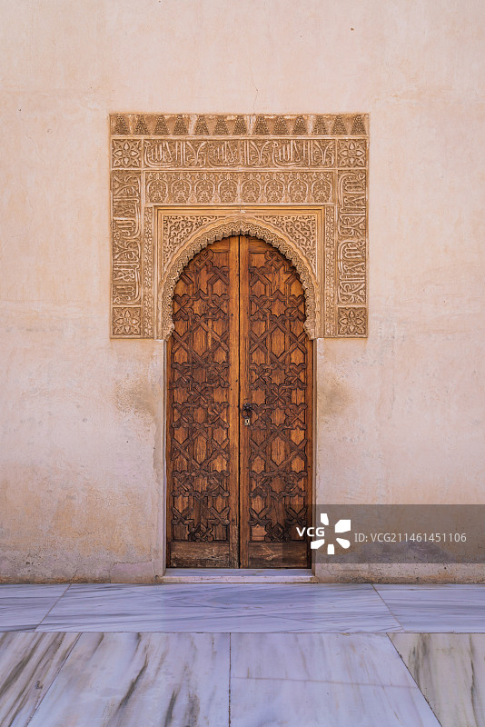 西班牙格拉纳达阿尔罕布拉宫内部阿拉伯风格墙壁雕刻纹理和门图片素材