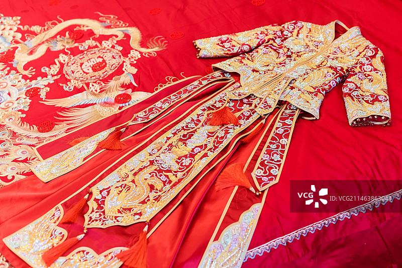 婚床上放着一件传统秀禾服图片素材