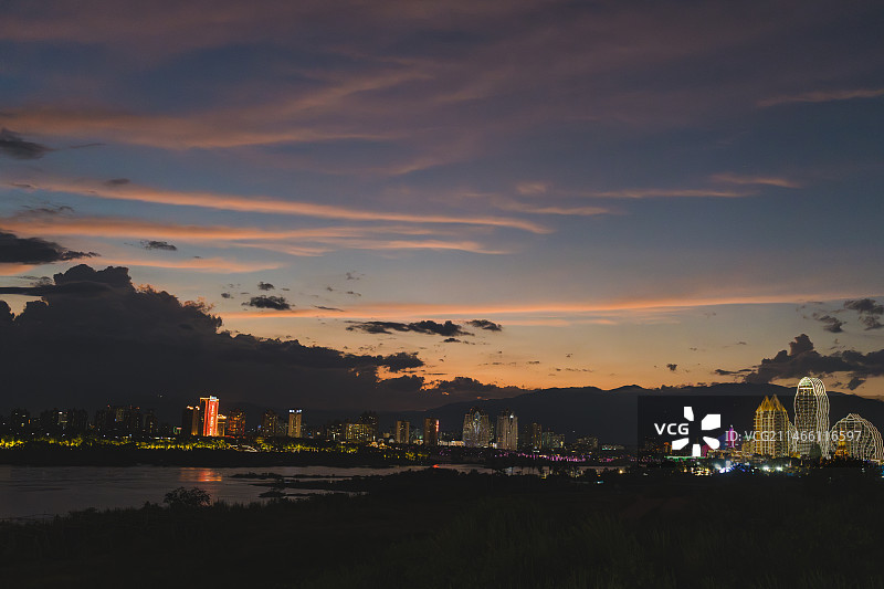 澜沧江旁的城市与日落图片素材