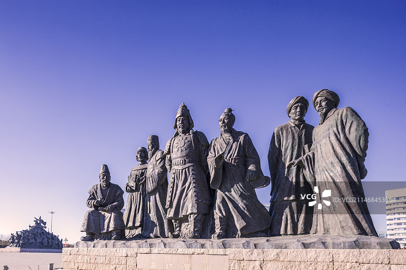 内蒙古鄂尔多斯康巴什成吉思汗广场雕像图片素材