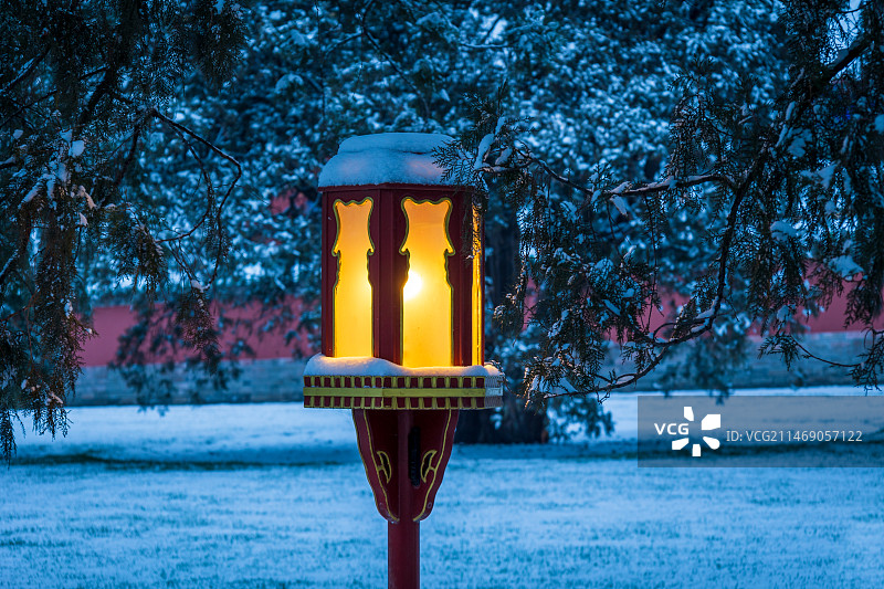冬季雪后天坛公园中的路灯图片素材