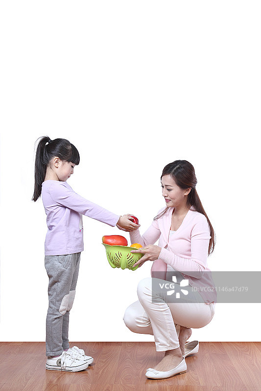 手拿水果的母亲与女儿图片素材