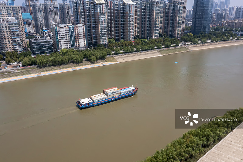 汉江上的行驶的集装箱船图片素材