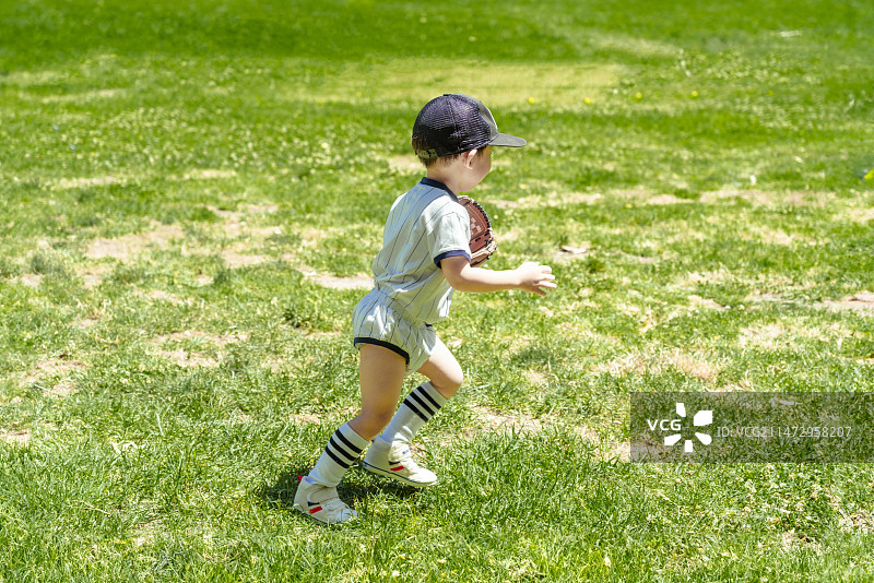 公园草坪上打羽毛球小男孩图片素材