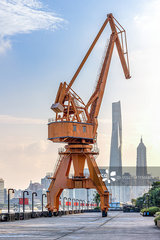 上海杨浦区滨江步道摩天大楼三件套背景旧工业遗留塔吊黄昏风景图片素材