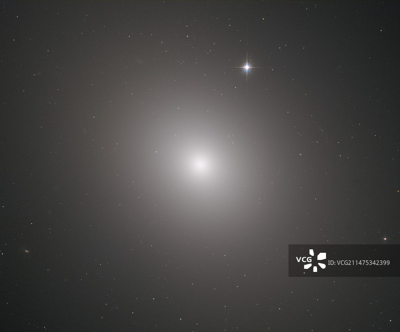 梅西耶49椭圆星系，哈勃图像图片素材