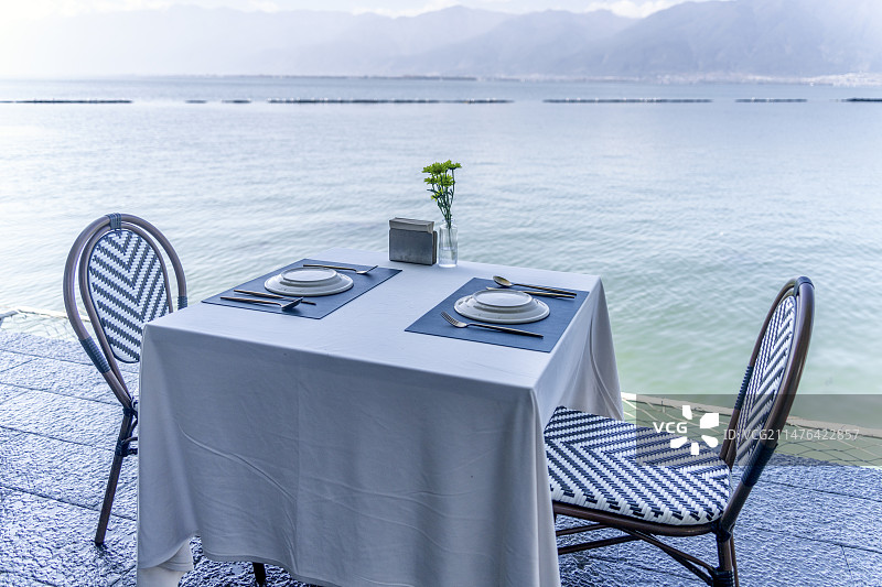 海景餐厅的餐桌特写图片素材