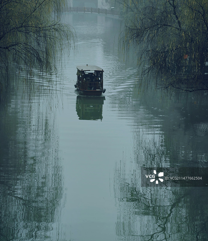 初春晨雾中的杭州东河图片素材
