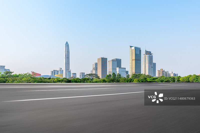 深圳福田CBD城市建筑群和无人的机动车道图片素材