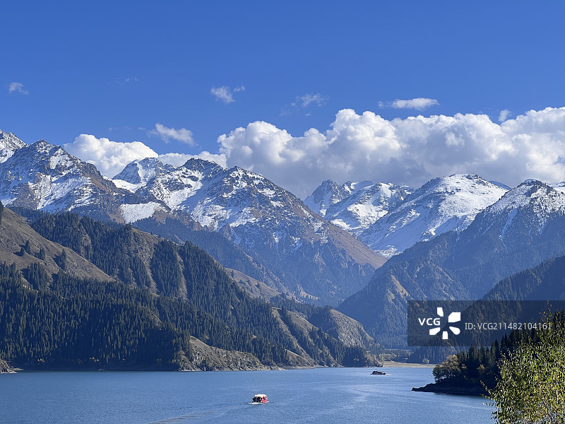 白雪皑皑的群山映衬下的湖景图片素材