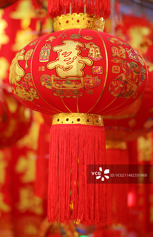 南宁上海路年货市场悬挂的大红灯笼图片素材